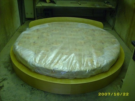 Kulatá postel medová